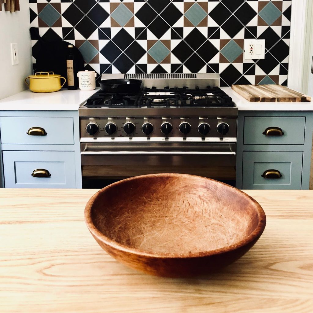 stovetop with a geometrical-shaped backtile