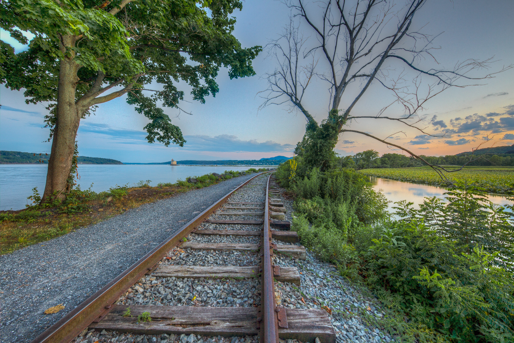 railroad tracks that run on the peninsula alongside the Hudson River